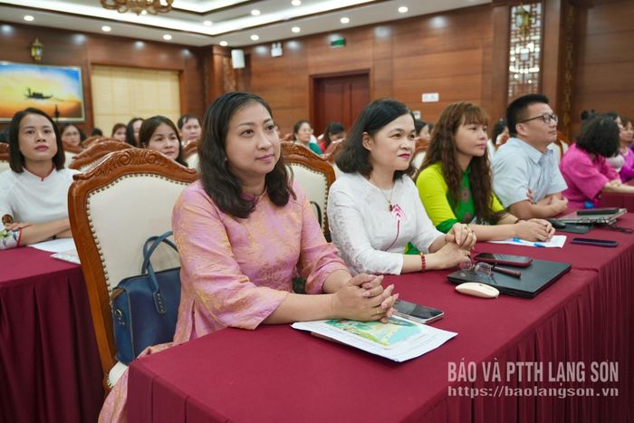 Các cán bộ quản lý các trường học thuộc các khối thi đua tham dự hội nghị