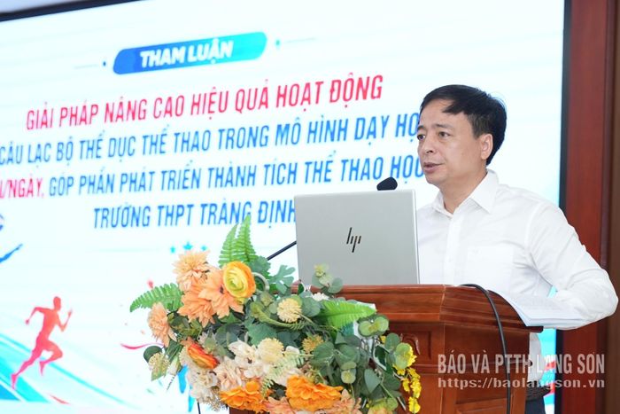 Lãnh đạo Trường Trung học phổ thông Tràng Định trình bày tham luận tại hội nghị