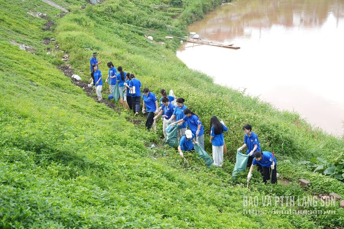 Đoàn viên, thanh niên phường Đông Kinh ra quân dọn vệ sinh mái ta luy kè sông Kỳ Cùng