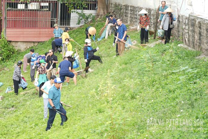 Người dân phường Đông Kinh dọn vệ sinh khu vực ta luy kè sông Kỳ Cùng