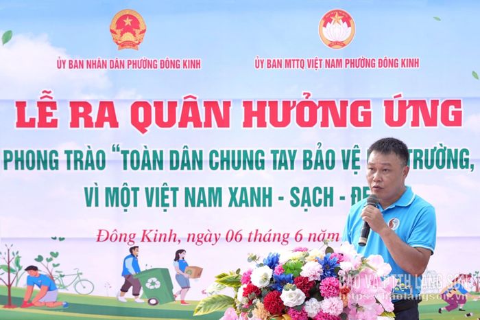Lãnh đạo Đảng ủy phường Đông Kinh phát biểu tại lễ ra quân