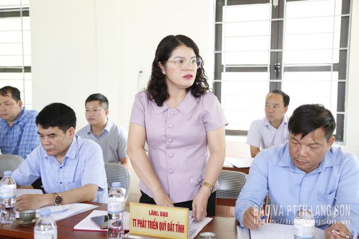 Lãnh đạo Trung tâm Phát triển quỹ đất trao đổi ý kiến tại buổi kiểm tra
