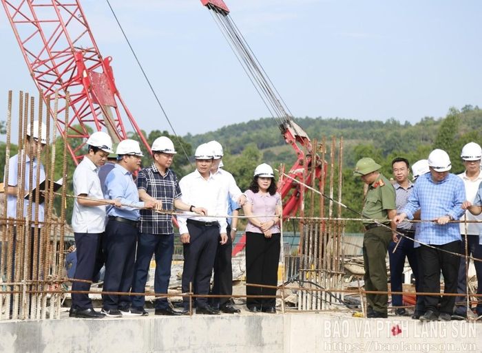 Đại diện doanh nghiệp dự án báo cáo tình hình thi công dự án