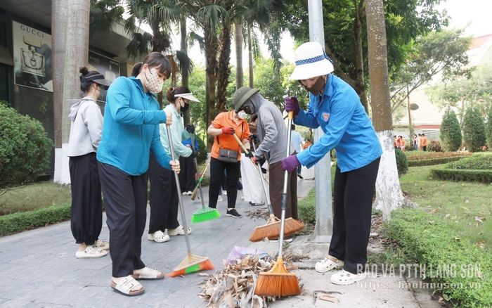Các lực lượng tham gia vệ sinh môi trường tại khu vực Cửa khẩu Quốc tế Hữu Nghị