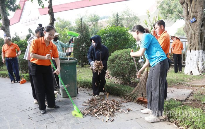 Các lực lượng tham gia vệ sinh môi trường tại khu vực Cửa khẩu Quốc tế Hữu Nghị