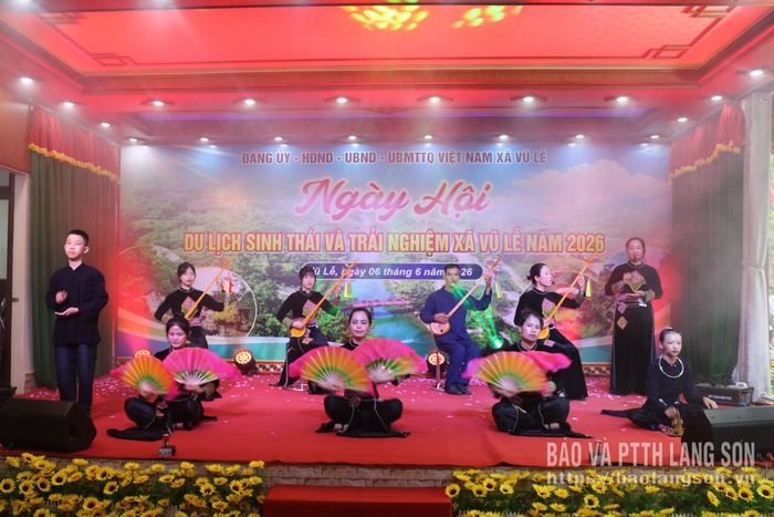 Tiết mục hát then đàn tính tại ngày hội