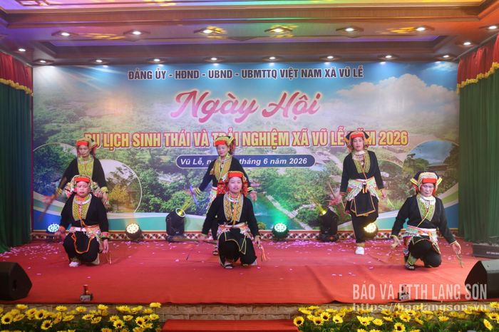 Tiết mục múa đặc sắc do đồng bào dân tộc Dao xã Vũ Lễ thể hiện tại ngày hội