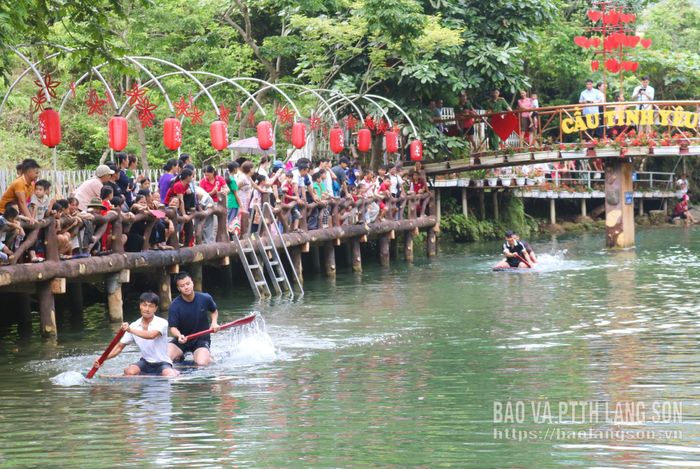 Phần thi “đua bè trên suối” tại ngày hội