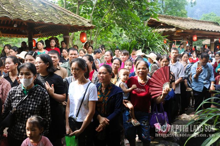 Đông đảo người dân, du khách theo dõi các hoạt động tại ngày hội