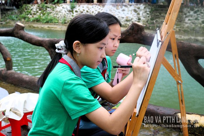 Các em học sinh trên địa bàn xã Vũ Lễ tham gia cuộc thi vẽ tranh “sắc màu du lịch sinh thái Vũ Lễ” tại ngày hội
