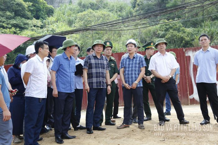 Đồng chí Phó Chủ tịch Thường trực UBND tỉnh kiểm tra thực tế dự án mở rộng đường chuyên dụng vận chuyển hàng hóa khu vực mốc 1088/2 - 1089