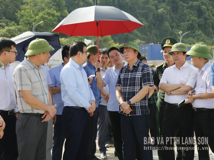 Đồng chí Phó Chủ tịch Thường trực UBND tỉnh kiểm tra thực tế Dự án mở rộng đường vận chuyển hàng hóa chuyên dụng khu vực mốc 1119 - 1120