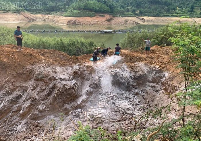 Người dân thực hiện đúng quy trình chôn lấp cá chết để đảm bảo vệ sinh môi trường.