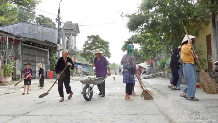 Người dân tham gia tổng vệ sinh khu dân cư.