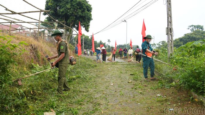 Xã Gia Phú ra quân vệ sinh môi trường, thu gom và phân loại rác.