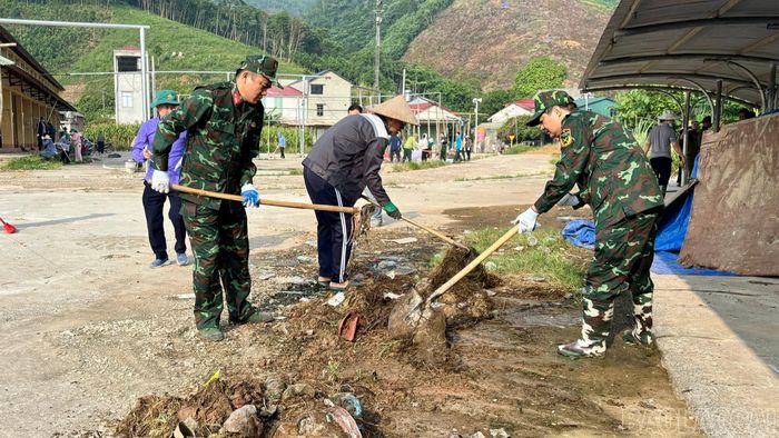Xã Phúc Khánh ra quân thu gom rác thải.