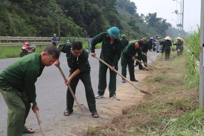 Các lực lượng tham gia tổng vệ sinh môi trường.