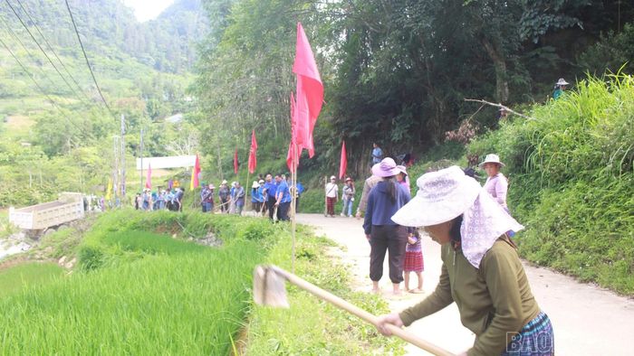 Người dân tham gia tổng vệ sinh tuyến đường dẫn lên Nhà cổ thôn Mào Sao Phìn.