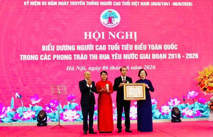 Bí thư Trung ương Đảng, Phó Thủ tướng Chính phủ Phạm Thị Thanh Trà trao tặng Huân chương Lao động hạng Ba cho Văn phòng Trung ương Hội Người cao tuổi Việt Nam.