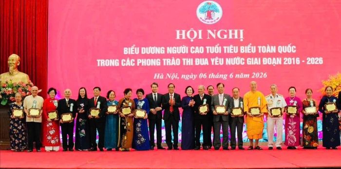  Các đồng chí lãnh đạo biểu dương, tôn vinh 169 người cao tuổi tiêu biểu trong các phong trào thi đua yêu nước giai đoạn 2016 - 2026. 