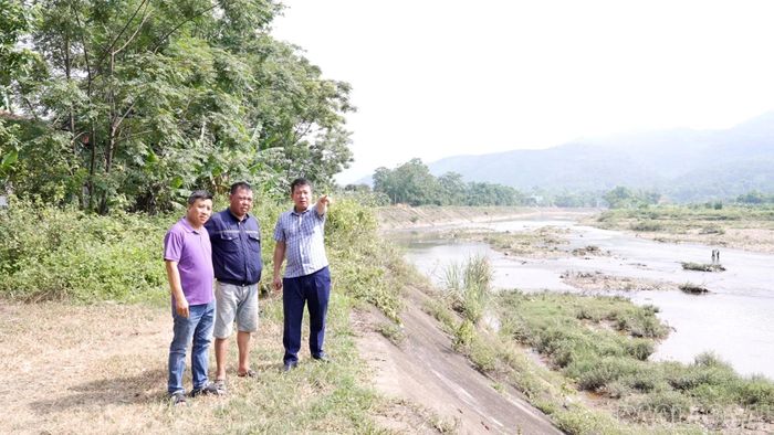 Lãnh đạo xã Liên Sơn kiểm tra thực địa tuyến đê dọc suối Chiêu nhằm kịp thời phát hiện và ngăn chặn các nguy cơ ảnh hưởng đến an toàn công trình trước mùa mưa lũ.
