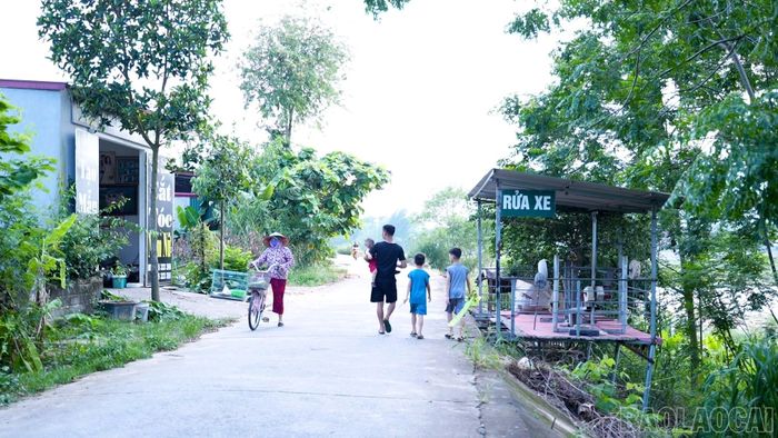Một số hộ dân xây dựng công trình trong phạm vi hành lang bảo vệ đê, tiềm ẩn nguy cơ ảnh hưởng đến an toàn công trình và khả năng thoát lũ khi mưa lớn xảy ra.