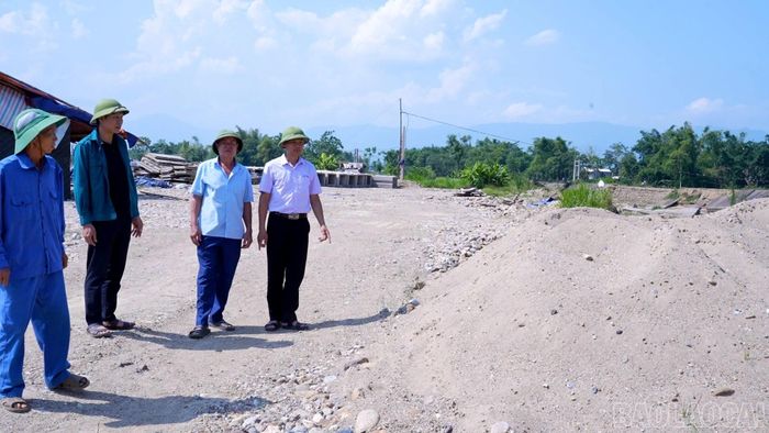 Lãnh đạo phường Cầu Thia kiểm tra tiến độ thi công tuyến đê, yêu cầu đơn vị thi công đẩy nhanh tiến độ, bảo đảm chất lượng công trình trước mùa mưa lũ.