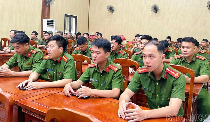 Các đại biểu dự buổi lễ.