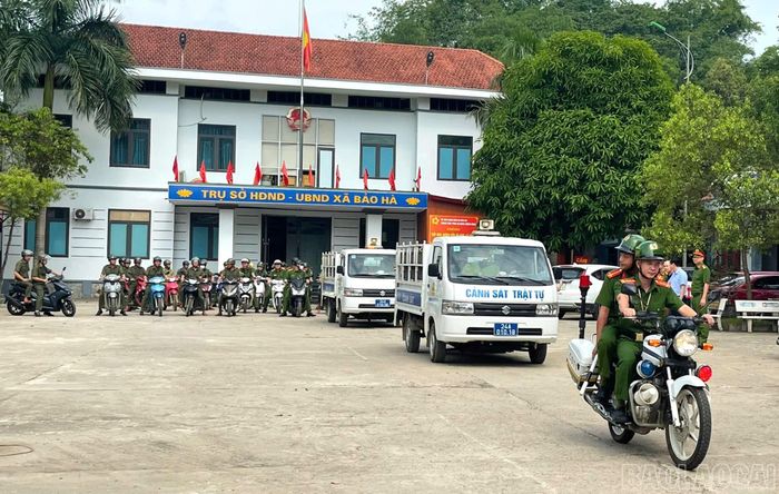 Diễu hành biểu dương lực lượng trên các trục đường chính của xã Bảo Hà.