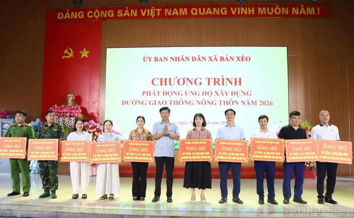 Đại diện các cơ quan, đơn vị, thôn bản và doanh nghiệp tham gia ủng hộ tại chương trình.