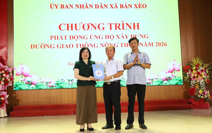 Đồng chí Sùng A Lềnh trao quà tại chương trình.