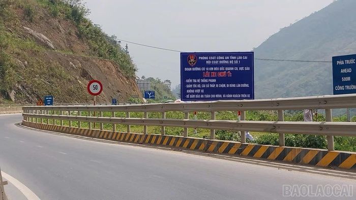Biển khổ lớn giúp lái xe dễ quan sát.