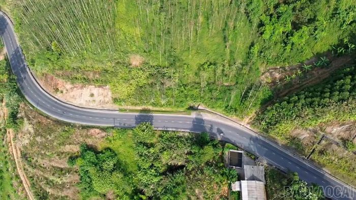 Các khúc cua liên tục trên đèo Bẳn.