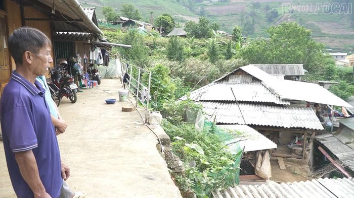 Ông Khang A Câu đã chờ đợi 10 năm mà vẫn chưa nhận được giấy chứng nhận quyền sử dụng đất.
