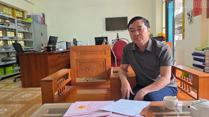 Ông Lý A Sảng - cán bộ Chi nhánh Văn phòng Đăng ký đất đai khu vực Mù Cang Chải đang giữ 28 giấy chứng nhận quyền sử dụng đất của 13 hộ dân thôn Dề Thàng và Trống Tông.