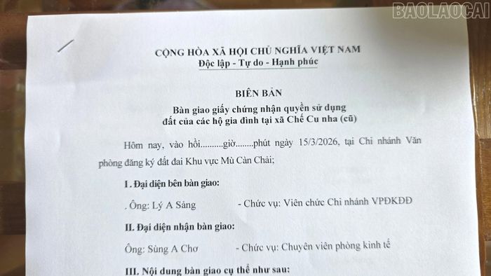 Biên bản bàn giao giấy chứng nhận quyền sử dụng đất nhưng vẫn chưa được tiếp nhận.