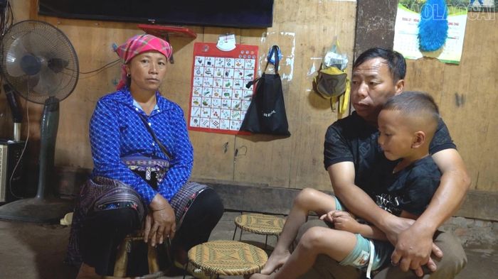 Vợ chồng Khang A Chu mong mỏi nhận lại giấy chứng nhận quyền sử dụng đất.