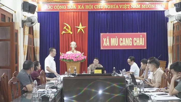 Xã Mù Cang Chải phối hợp với ngành chức năng giải quyết vướng mắc trong việc cấp giấy chứng nhận quyền sử dụng đất trên địa bàn.