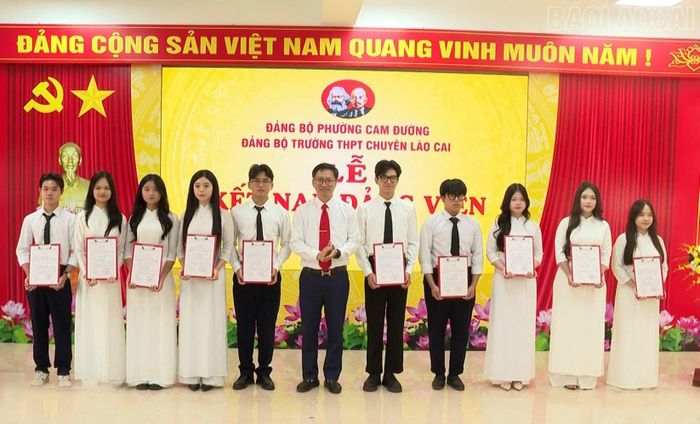 Trao quyết định kết nạp Đảng cho các đảng viên mới.