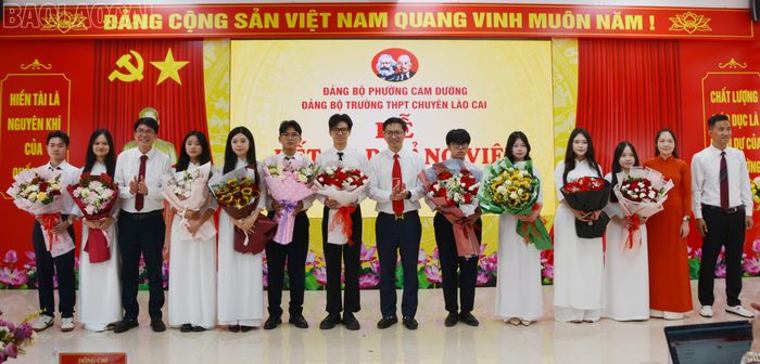 Tặng hoa chúc mừng các đảng viên mới.