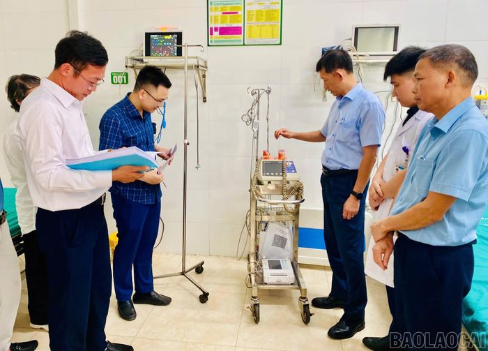 Đoàn thẩm định đánh giá về cơ sở vật chất của Trung tâm Y tế khu vực Bảo Thắng.