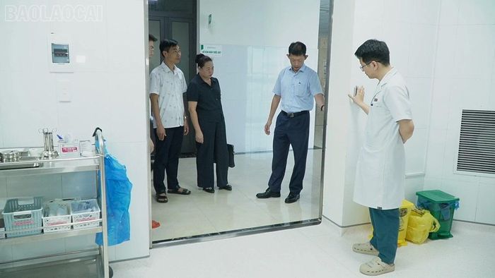 Đoàn thẩm định đánh giá về cơ sở vật chất đến năng lực thực tế của đội ngũ y, bác sĩ tại các khoa lâm sàng.