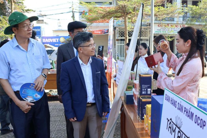 Các gian hàng sản phẩm OCOP của xã Đức Trọng được trưng bày tại Phiên chợ Xuân do UBND xã tổ chức