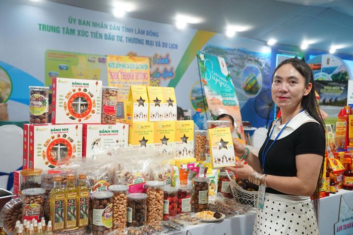 Gian hàng trưng bày sản phẩm mắc ca của tỉnh Lâm Đồng