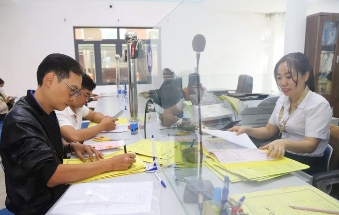 Cán bộ, công chức làm việc tại Trung tâm Phục vụ hành chính công xã Bảo Lâm 1 luôn giữ thái độ niềm nở khi tiếp đón người dân đến giải quyết thủ tục hành chính