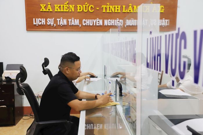 Xã Kiến Đức chú trọng công tác tiếp nhận, giải quyết các thủ tục hành chính cho người dân, doanh nghiệp đúng yêu cầu, quy định