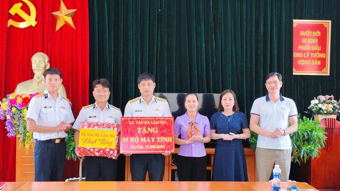 Xã Tân Hà Lâm Hà tặng một máy tính cho Trạm 575, Vùng 4 Hải quân