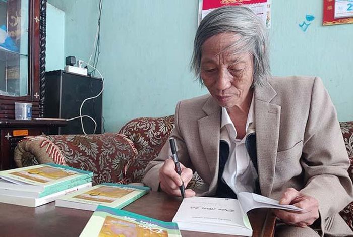 Nhà văn Nguyễn Khương Trung ký tặng tác phẩm “Đảo đàn bà” cho độc giả