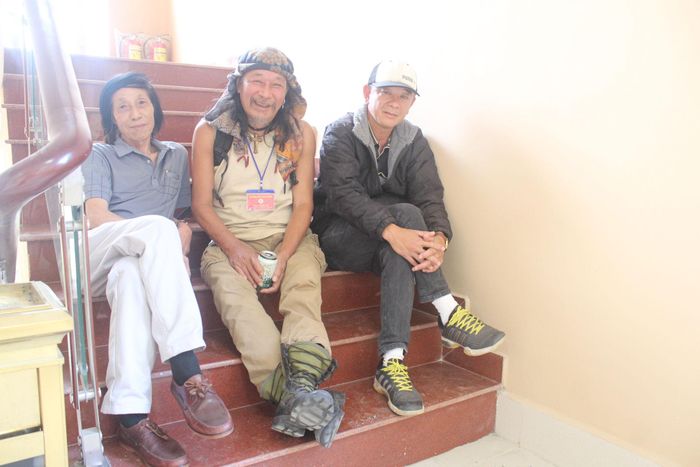 Nhà văn Nguyễn Khương Trung (trái) chụp hình lưu niệm cùng văn nghệ sĩ Lâm Đồng tại Đại hội Hội VHNT tỉnh nhiệm kỳ (2023 - 2028)