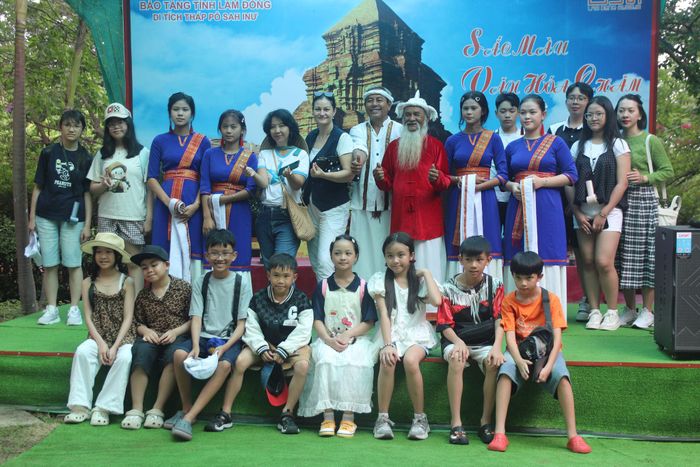 Các em học sinh chụp hình lưu niệm cùng đội văn nghệ dân gian Chăm